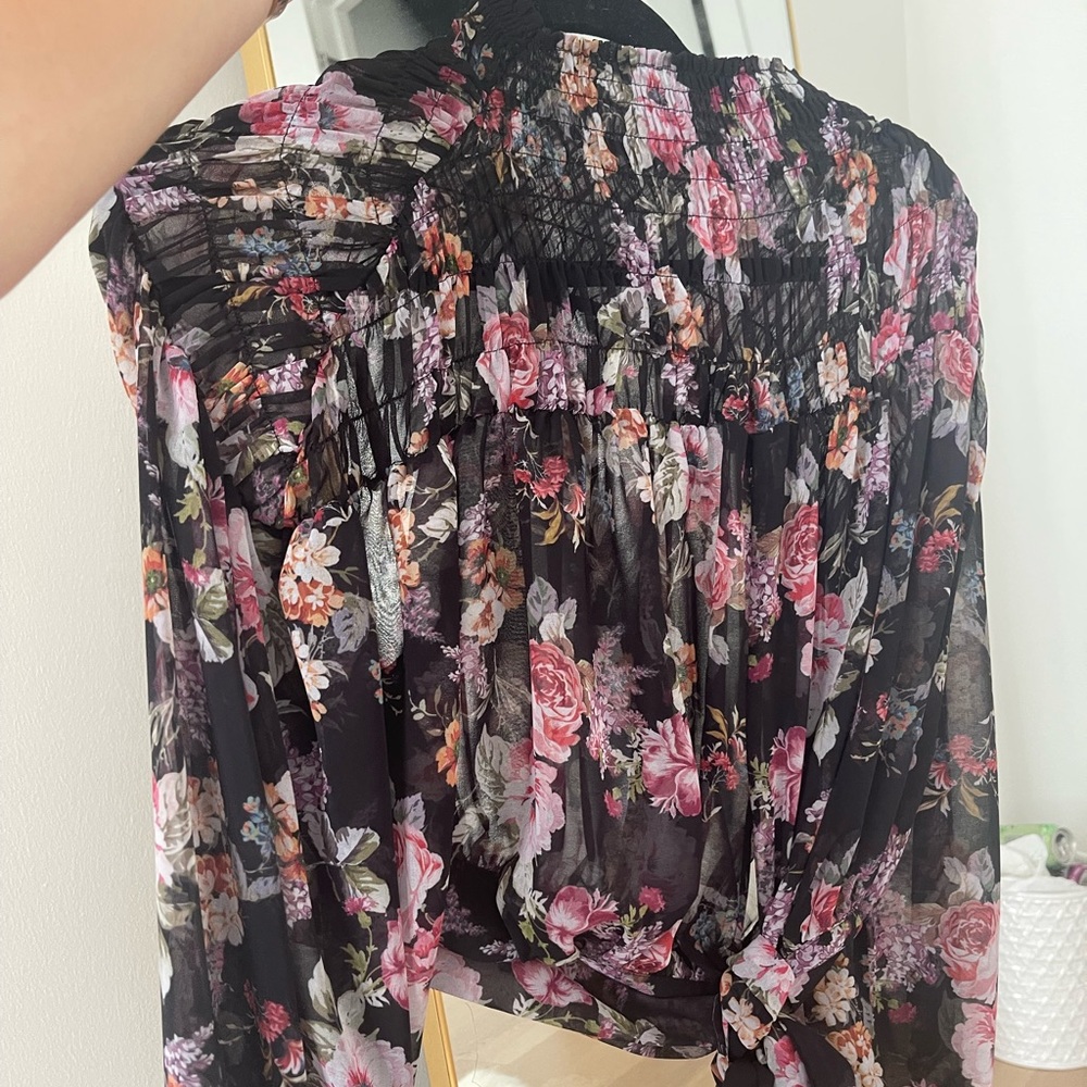 BRAND NEW Oliviaceous floral top
